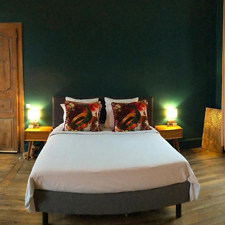 La Maison Aux Murs Anciens Et Ses Chambres 塔布 外观 照片