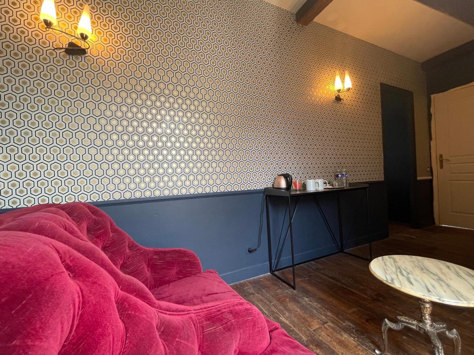La Maison Aux Murs Anciens Et Ses Chambres 塔布 外观 照片