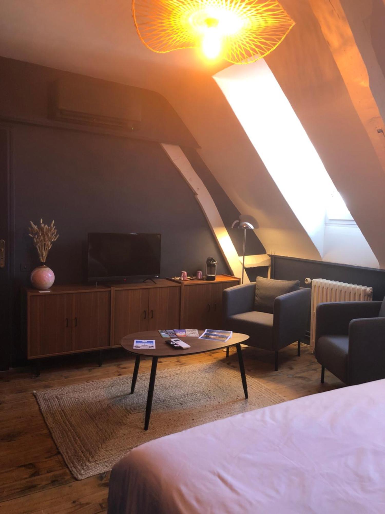 La Maison Aux Murs Anciens Et Ses Chambres 塔布 外观 照片